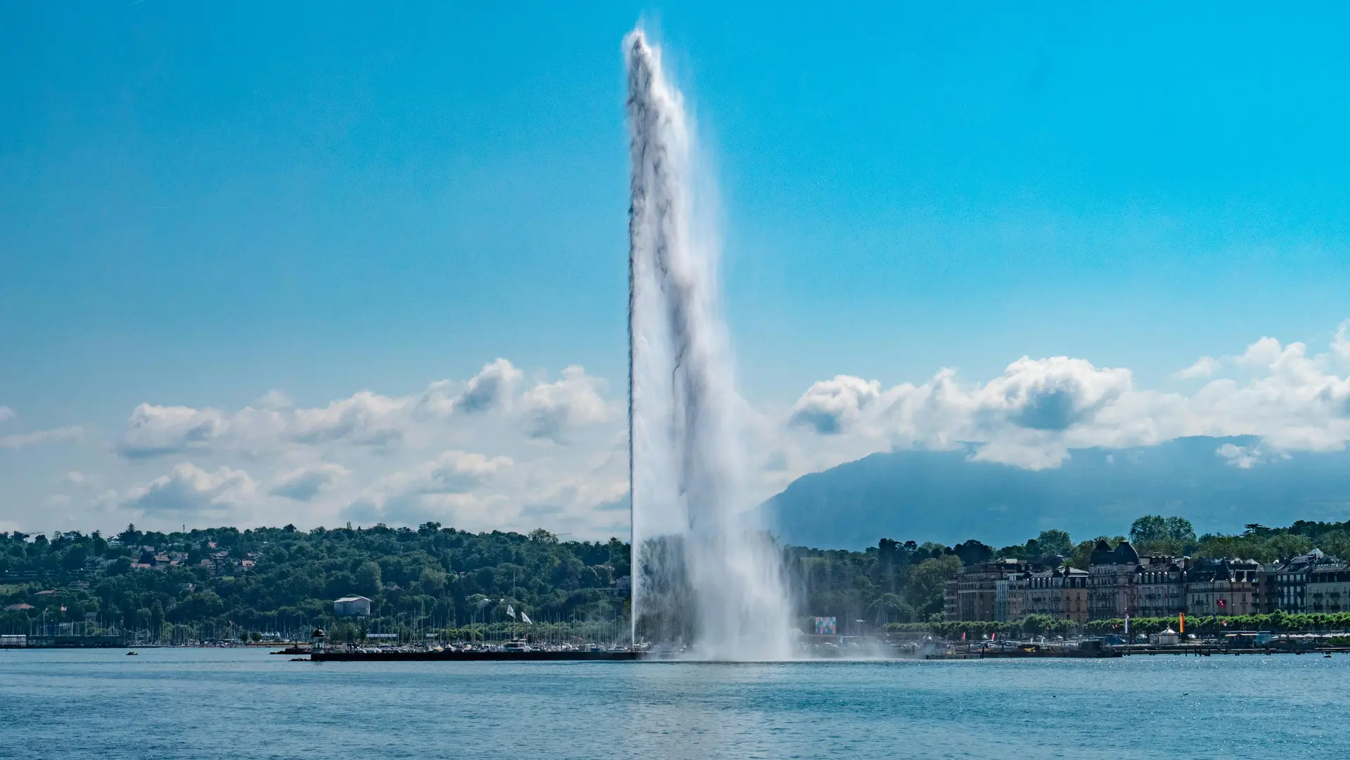 Jet Deau Fountain The Famous Water Fountain In Lake Geneva As Seen From The Promenade